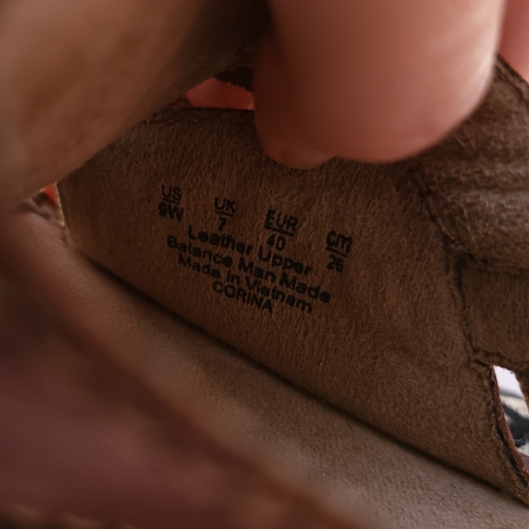 New Naturalizer Tan Corina Leather Sandals - Picture 12 of 13